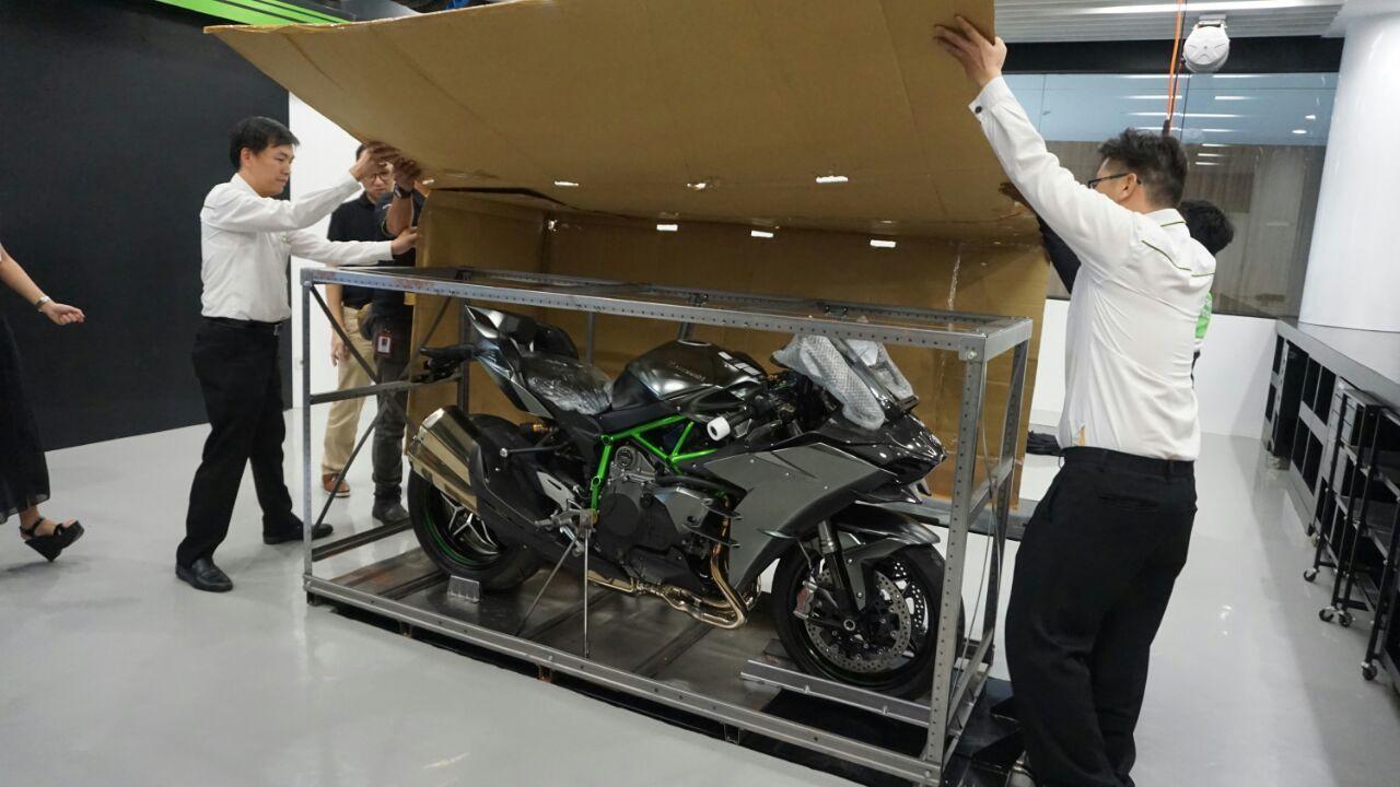 Beruntung, Ini Pemilik Satu-satunya Kawasaki H2 Carbon di Indonesia