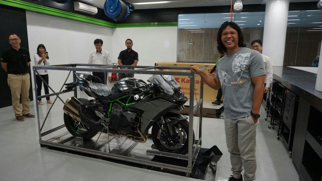 Beruntung, Ini Pemilik Satu-satunya Kawasaki H2 Carbon di Indonesia