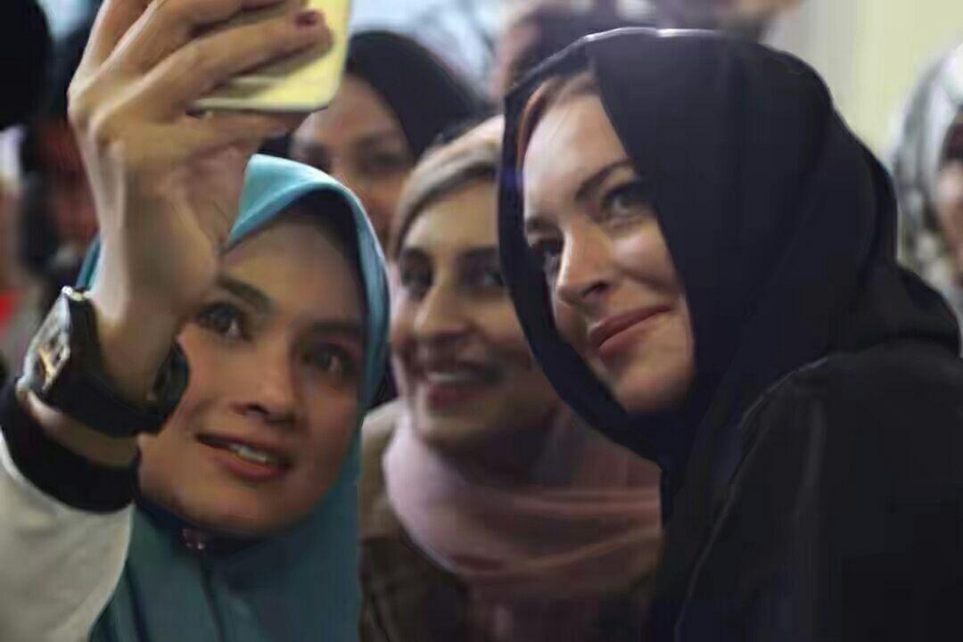 Berkat Stylist Asal Indonesia, Lindsay Lohan Terlihat Cantik Menggunakan Hijab