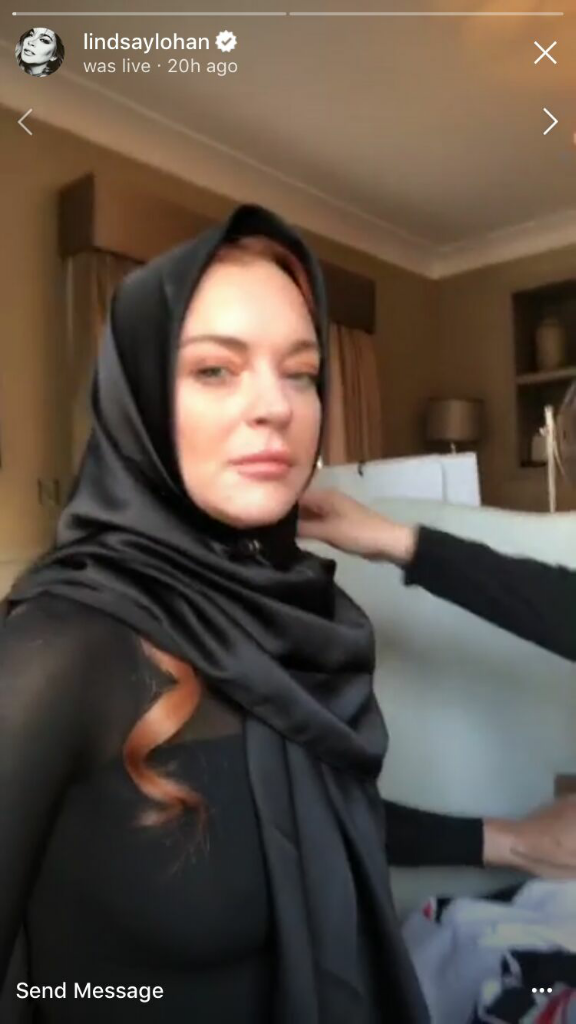 Berkat Stylist Asal Indonesia, Lindsay Lohan Terlihat Cantik Menggunakan Hijab