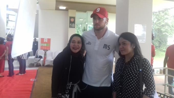 Datang Ke Acara PT Sido Muncul, Marko Simic Buruan Foto Bareng Para Penggemar