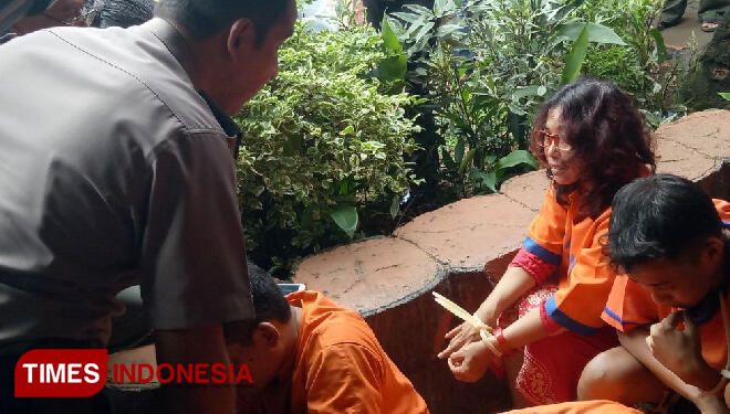 Astaga! Emak-Emak Ini Nyabu dengan Anak di Bawah Umur