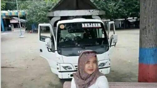 Sejak Menjanda Wanita Ini Rela Jadi Supir Truck (Kasian Juga Sih)