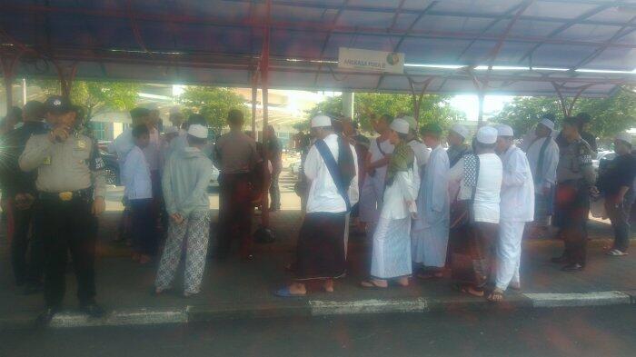 Sekitar 30 Orang Pendukung Rizieq Masih Bertahan di Bandara