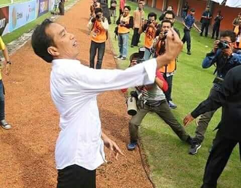 Foto Selfie Jokowi Di GBK Banjir Komentar Sinis