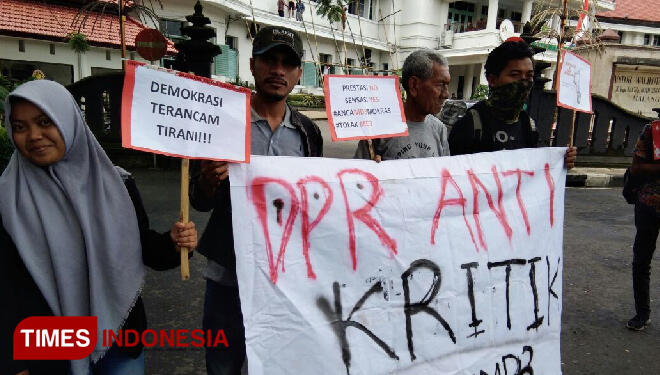 Tolak Revisi UU MD3, Malang Corruption Watch (MCW) Gelar Aksi