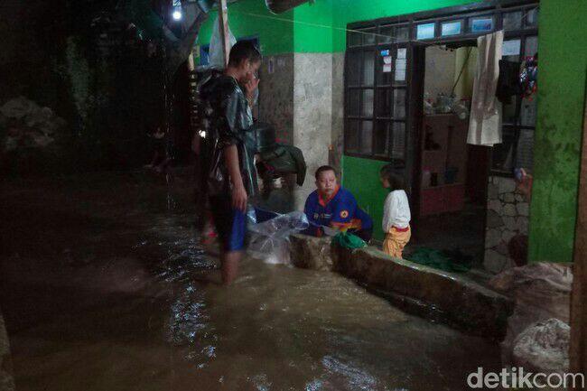 Tanggul Jebol, Permukiman di Paseh Bandung Tergenang Banjir