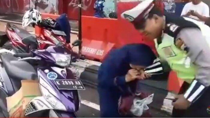 Viral! Video Emak-emak Maki-maki dan Gigit Polisi karena Tak Terima Ditilang