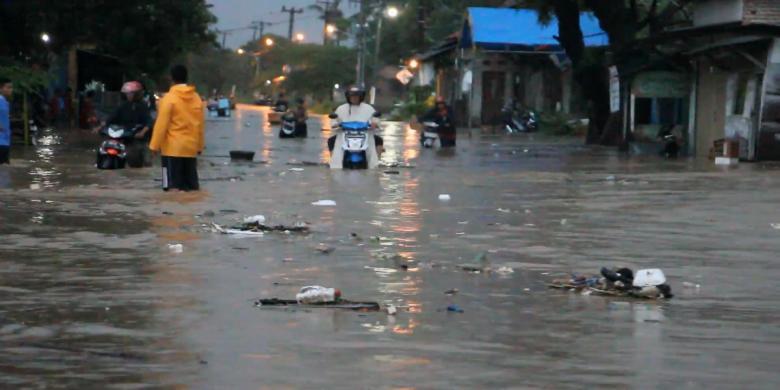 “ STOP !!! JANGAN PAKSA MOTOR TERJANG BANJIR”