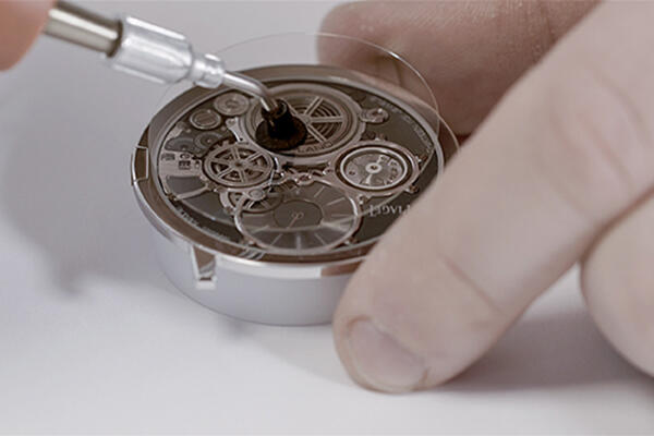 Hanya 2 mm, Inilah Jam Tangan Mekanikal Tertipis Di Dunia!!