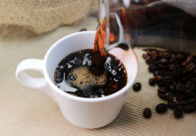 Apa Benar Minum Kopi dan Teh Bisa Lancarkan BAB di Pagi Hari?