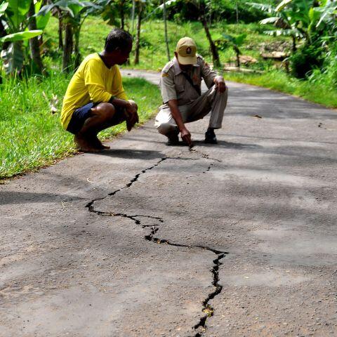 Bencana Tanah Bergerak Apa Penyebabnya ?