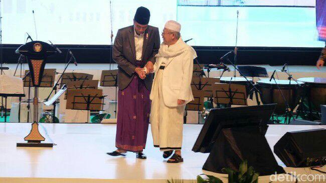Saat Jokowi Genggam Erat KH Ma'ruf Usai Tabuh Beduk Festival Sholawat