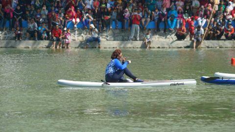 Susi Sempat Ngopi di Atas Paddle Board di Sela Adu Cepat dengan Sandi

