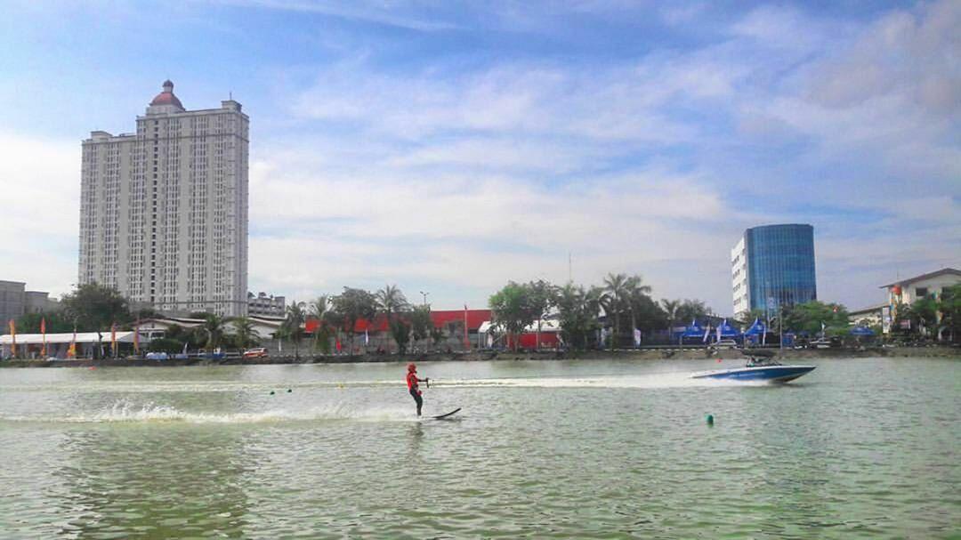 Susi Sempat Ngopi di Atas Paddle Board di Sela Adu Cepat dengan Sandi

