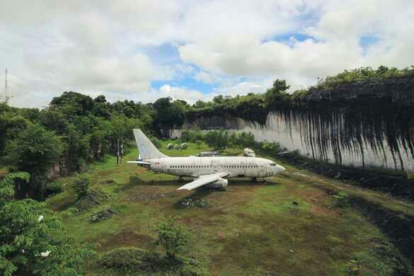 Pesawat &quot;Terdampar&quot; Tebing Di Bali, Bikin Geger Media Luar Negeri