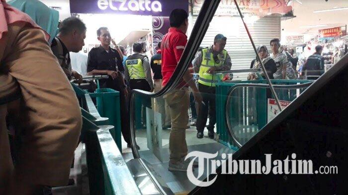 Geger Tangan Bocah Terjepit Ekslator di Pusat Grosir Surabaya