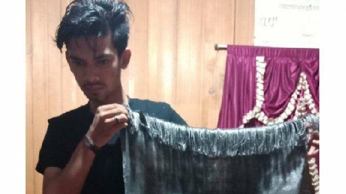 Ajaib, Sajadah Milik Warga Banjarbaru Ini Tahan Api, Disiram Bensin juga Tak Terbakar