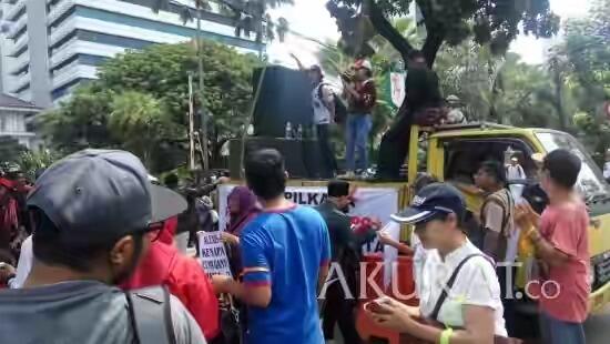 Balai Kota DKI Didemo, Peserta Aksi Ejek Anies-Sandi