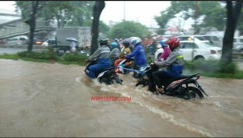 Tips Kendaraan Roda Dua Menerjang Banjir