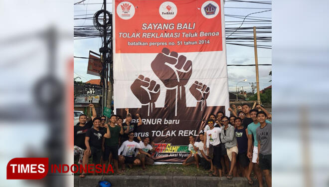 Tolak Reklamasi Teluk Benoa, Warga Adat Seminyak Pasang Baliho Jumbo.......