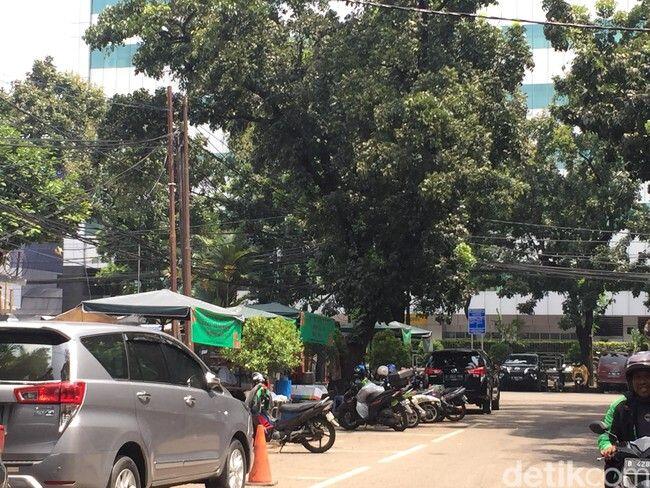 Potret PKL Berspanduk OK OCE Jualan di Trotoar di Jaksel