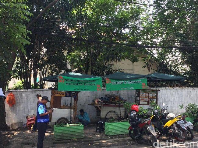 Potret PKL Berspanduk OK OCE Jualan di Trotoar di Jaksel