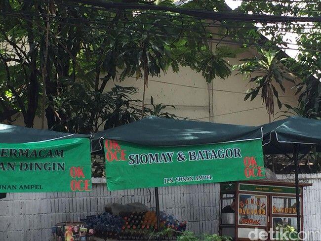 Potret PKL Berspanduk OK OCE Jualan di Trotoar di Jaksel