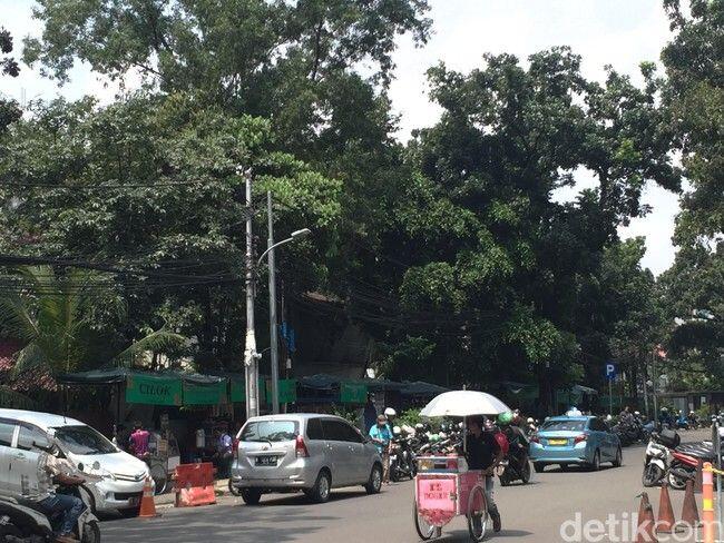 Potret PKL Berspanduk OK OCE Jualan di Trotoar di Jaksel