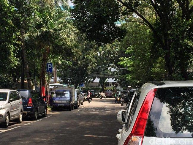 Potret PKL Berspanduk OK OCE Jualan di Trotoar di Jaksel