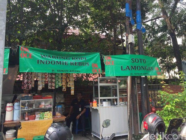Potret PKL Berspanduk OK OCE Jualan di Trotoar di Jaksel
