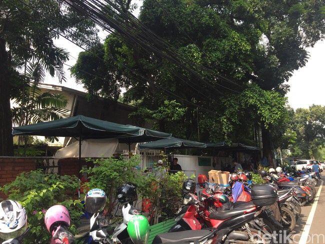 Potret PKL Berspanduk OK OCE Jualan di Trotoar di Jaksel
