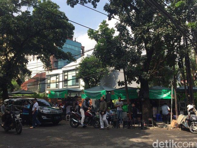 Potret PKL Berspanduk OK OCE Jualan di Trotoar di Jaksel