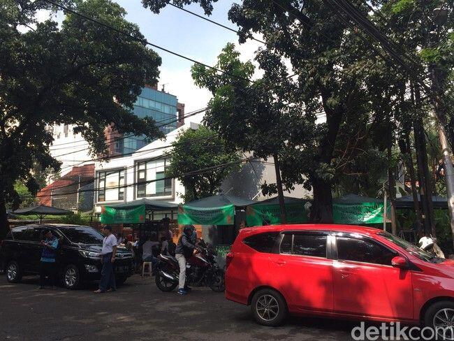Potret PKL Berspanduk OK OCE Jualan di Trotoar di Jaksel