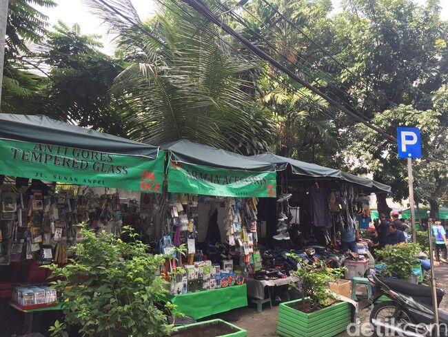 Potret PKL Berspanduk OK OCE Jualan di Trotoar di Jaksel