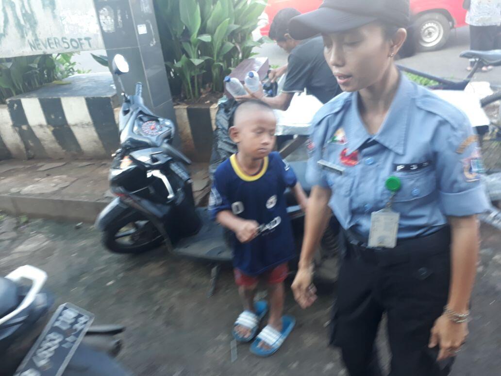 Anak Lima Tahun Telantar di Halte Trans Jakarta Cililitan