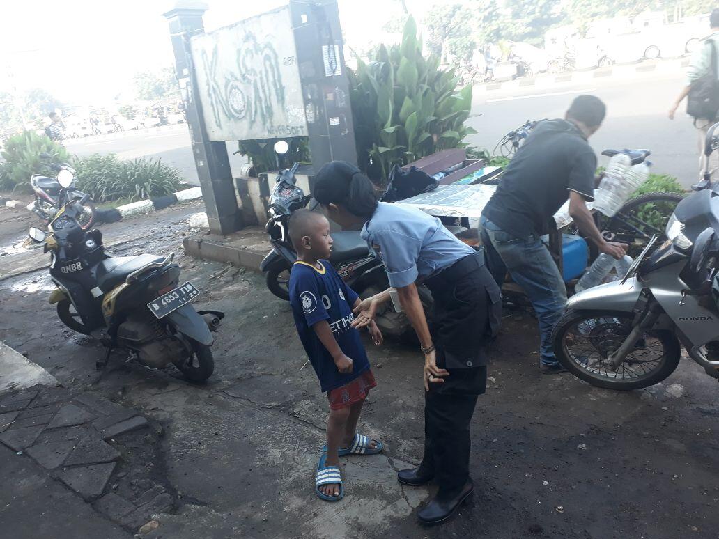 Anak Lima Tahun Telantar di Halte Trans Jakarta Cililitan