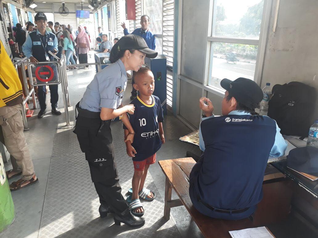 Anak Lima Tahun Telantar di Halte Trans Jakarta Cililitan