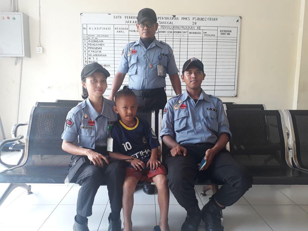 Anak Lima Tahun Telantar di Halte Trans Jakarta Cililitan