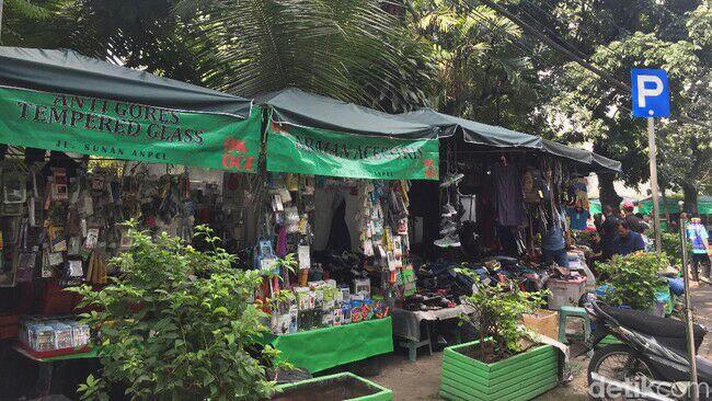 PKL Berspanduk OK OCE Buka Lapak di Trotoar Jaksel