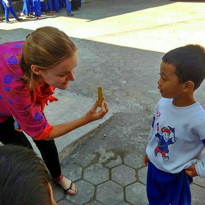 CARA MENGENALKAN DAN MENGAJARKAN BAHASA INGGRIS SEJAK USIA DINI