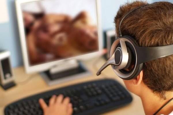 Waspada, Keseringan Nonton Video Porno Bisa Bikin Bodoh !
