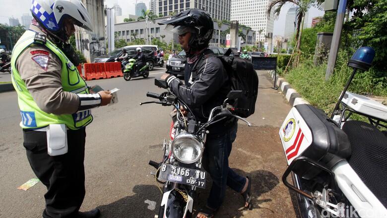 Merokok Sambil Berkendara Bisa Ditilang Rp 750 Ribu