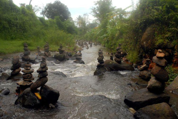 Misteri Puluhan Batu Bertumpuk di Sukabumi Terungkap