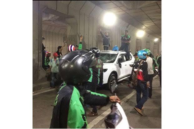 Emosi Ojek Online, Menghancurkan Sebuah Mobil Di Daerah Senen