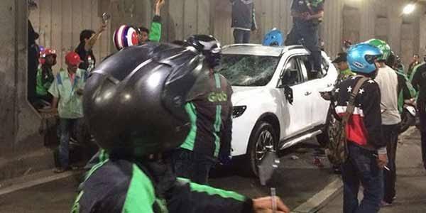 Emosi Ojek Online, Menghancurkan Sebuah Mobil Di Daerah Senen