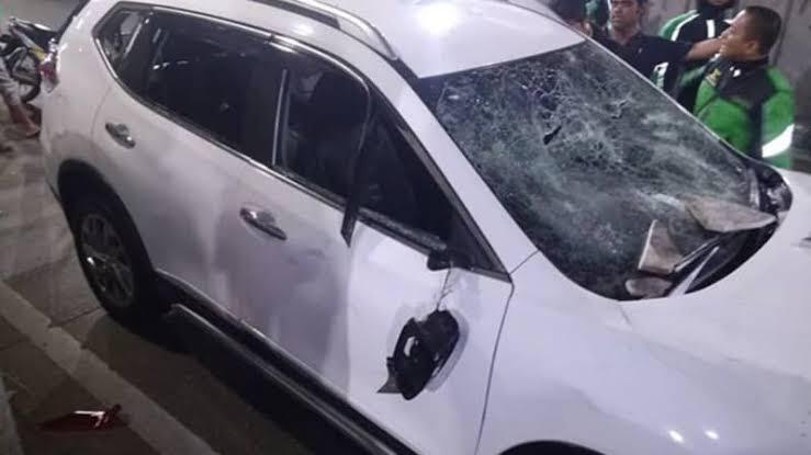 Emosi Ojek Online, Menghancurkan Sebuah Mobil Di Daerah Senen