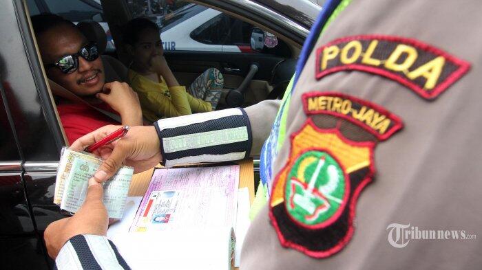 Kendarai Mobil sambil Dengarkan Musik dan Merokok Masuk Kategori Pidana