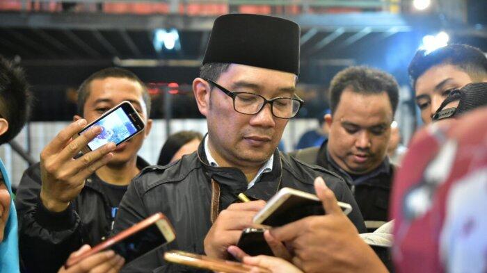 Ridwan Kamil Diserbu Warga dan Buruh Cikarang yang Minta Tanda Tangan di Handphone