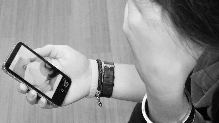 Fakta Virus Foto 'Polos' Remaja: Dianggap Tanda Sayang, jadi Mantan Foto Disebar 